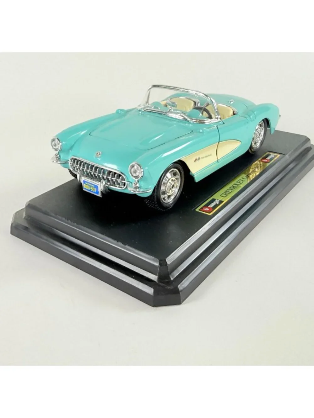Burago Chevrolet Corvette 1957 1:18 Diecast Model Car Special Collection Mint Bo